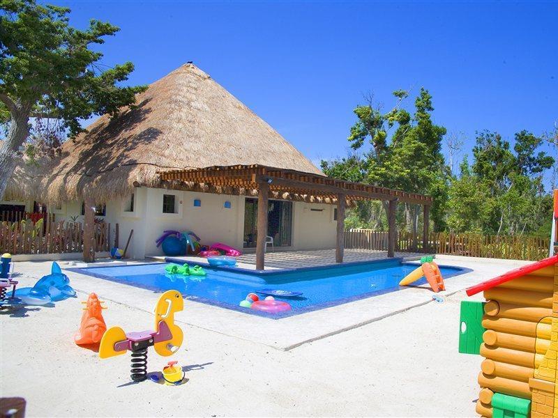 Occidental At Xcaret Destination Hotel Xcaret Park Luaran gambar The children's pool at the Grand Palladium Hotel in Cancun, Mexico