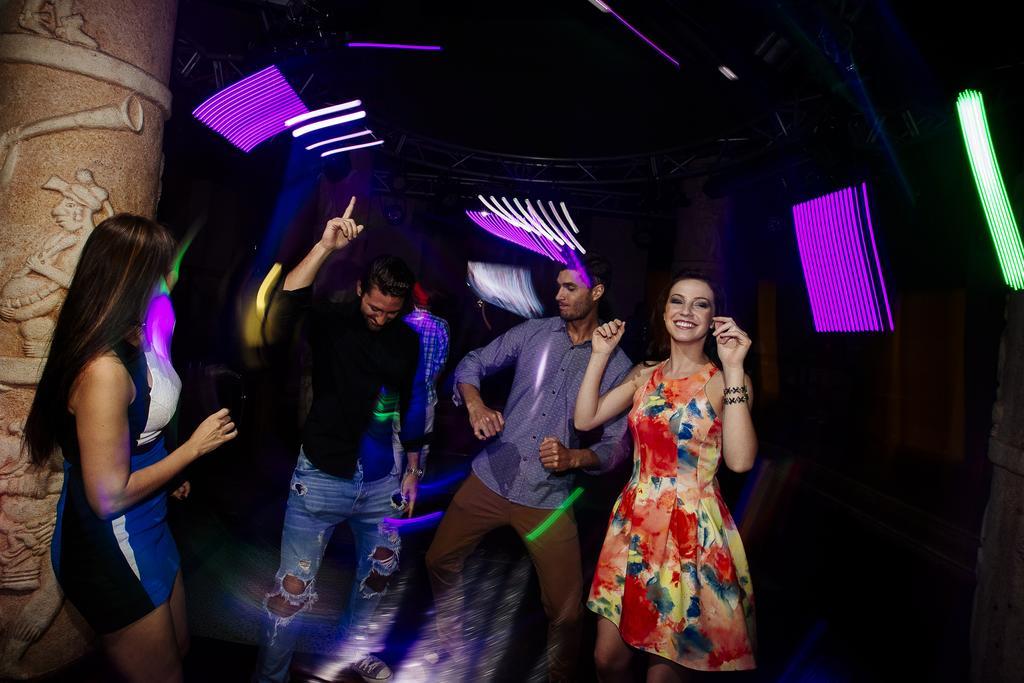 Occidental At Xcaret Destination Hotel Xcaret Park Luaran gambar People dancing in a nightclub