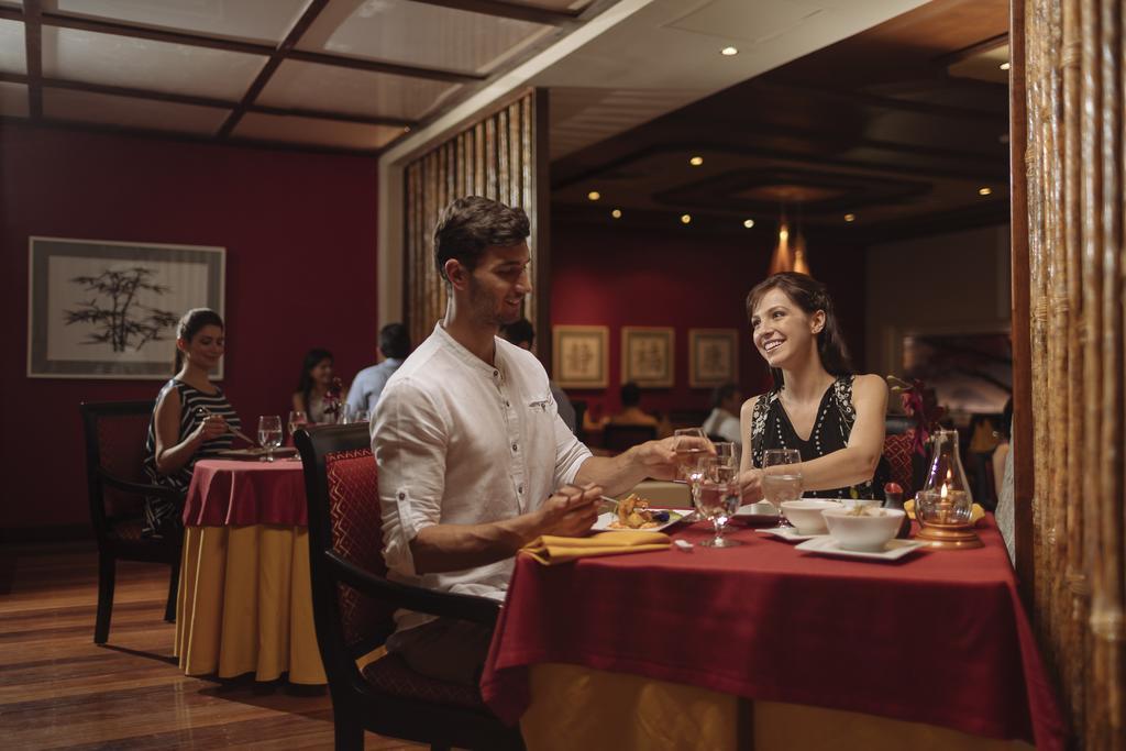 Occidental At Xcaret Destination Hotel Xcaret Park Luaran gambar A couple dining at a restaurant