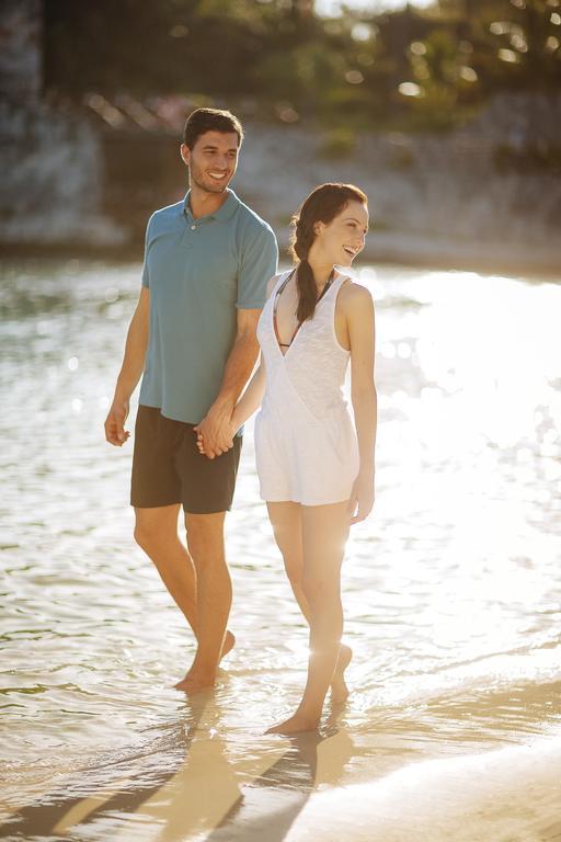 Occidental At Xcaret Destination Hotel Xcaret Park Luaran gambar A couple holding hands