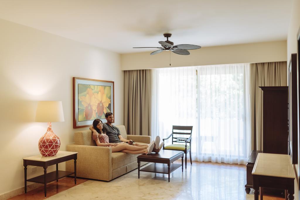 Occidental At Xcaret Destination Hotel Xcaret Park Luaran gambar A living room with a ceiling fan