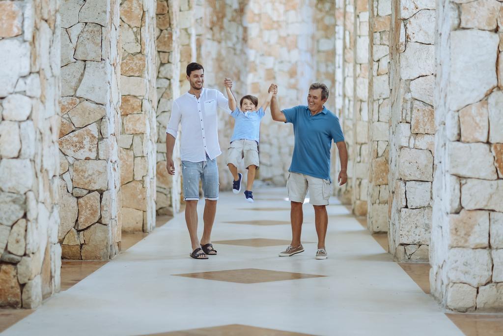 Occidental At Xcaret Destination Hotel Xcaret Park Luaran gambar Gay couple with their son